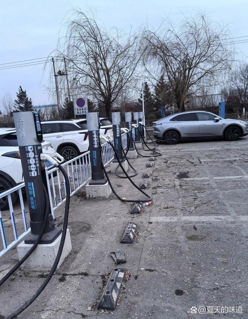以120kw直流充电桩为例,每个车位的成本便高达四万多元,两个排共计12